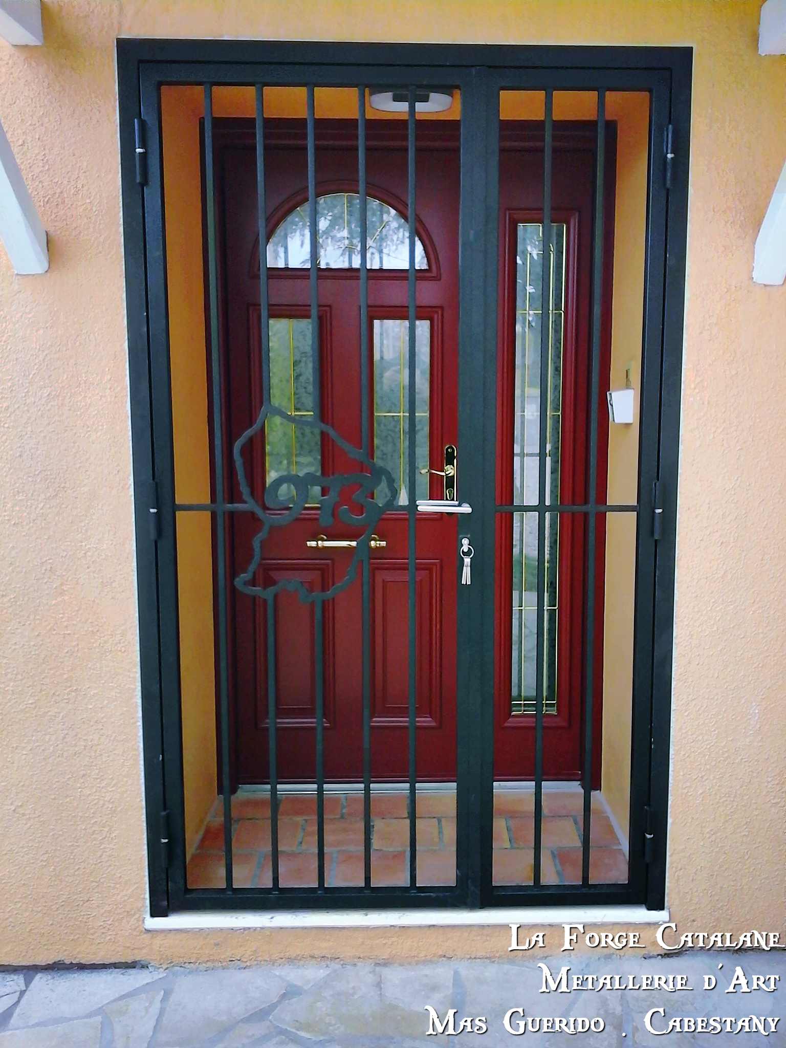 grille protection articulee decoupe laser motif central serrure 3 points forge catalane.jpg